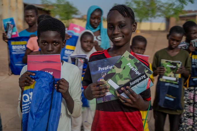 Enthusiastic students received their school kits filled with supplies in Banamba, Mali. Credit: GPE/Infinitee!